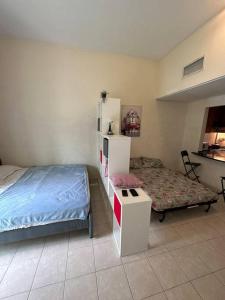 1 dormitorio con cama y banco. en Cosy home near metro station en Dubái