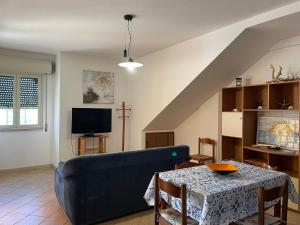 a living room with a couch and a table at Appartamento Marzamemi in Marzamemi