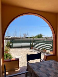 an archway in a house with a view of a patio at Appartamento Marzamemi in Marzamemi