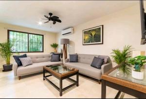 uma sala de estar com dois sofás e uma mesa em Departamento Céntrico y Moderno en Cancún. em Cancún