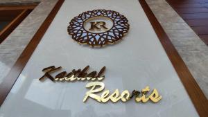 una señal para un restaurante con un pastel de chocolate en Kaithal Resort - Kasauli, en Dagshai