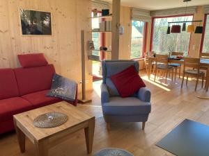 un salon avec un canapé et une table dans l'établissement Ferienhaus LebenPUR Bio-Ferienhaus aus Holz, à Parin