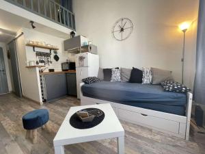 una pequeña sala de estar con cama y mesa. en Appartement Noirmoutier-en-l'Île, 1 pièce, 4 personnes - FR-1-224B-99, en Noirmoutier-en-l'Île