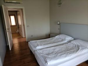 1 dormitorio con 1 cama blanca en una habitación en Agriturismo Feliciana en Pozzolengo