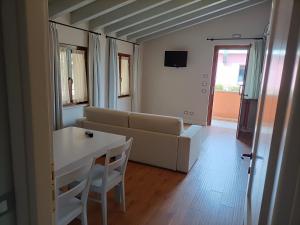 een woonkamer met een bank en een tafel bij Agriturismo Feliciana in Pozzolengo