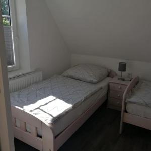 Ένα ή περισσότερα κρεβάτια σε δωμάτιο στο Ferienwohnung Leuchtturmkieker in Schlagsdorf auf Fehmarn