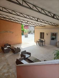 un patio con sofás y una mesa en un edificio en Agriturismo Feliciana en Pozzolengo