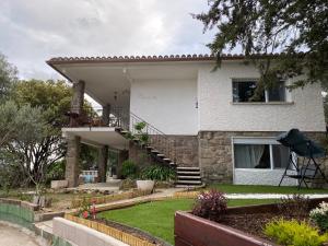 Casa blanca con porche y patio en Vila Cristina, en Valdemorillo