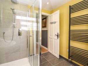 une salle de bain avec douche et porte vitrée dans l'établissement West Farm Cottage, à Morpeth 36 autres photos