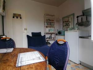 een kamer met een tafel en stoelen en een keuken bij Cycle Normandie and relive the Belle Epoque times! in Bagnoles de l'Orne