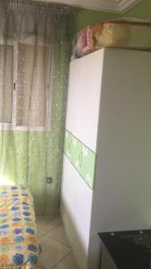 Villa à la compagne في المحمدية: غرفة نوم بسرير وخزانة ونافذة