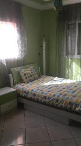 穆罕默迪耶的住宿－Villa à la compagne，一间卧室设有一张床和一个窗口