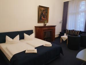 ein Schlafzimmer mit einem Bett mit zwei Kissen darauf in der Unterkunft Hotel Seifert Berlin am Kurfürstendamm in Berlin
