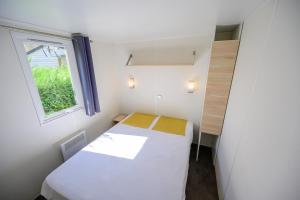 Kleines Zimmer mit einem Bett und einem Fenster in der Unterkunft Les Eaux Chaudes in Digne-les-Bains