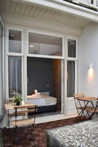 een kamer met een bed buiten een raam bij Rembrandtplein Apartments in Amsterdam