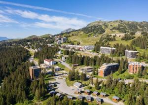 widok miasta z lotu ptaka, z drzewami i budynkami w obiekcie Appartement 2 chambres 5/7 pers proche centre commercial avec piscine w mieście Chamrousse