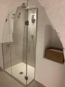 una ducha con puerta de cristal en un baño en Boutique Room One, en Fasano 8 fotos más