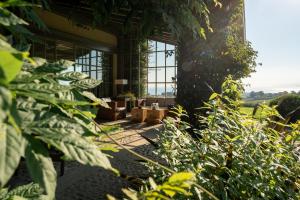 Habitación con ventana grande y algunas plantas en Hotel Iturregi, en Getaria