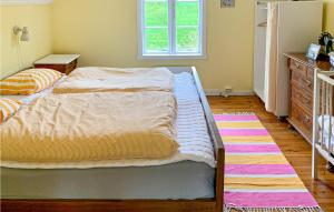 um quarto com uma cama, uma cómoda e um berço em Amazing Home In Avery With Wifi em Averoy