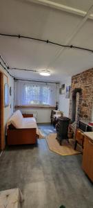 Schlafzimmer mit einem Bett und einem Steinkamin in der Unterkunft Domek "U Pszczelarza" in Golub-Dobrzyń