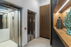 ein Flur mit einer Glastür und einer Vase auf einem Regal in der Unterkunft Viriato - Wifi - AC - Terraza compartida in Guanarteme + 30 Fotos