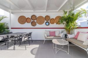 ein Esszimmer mit Tisch und Stühlen in der Unterkunft Viriato - Wifi - AC - Terraza compartida in Guanarteme