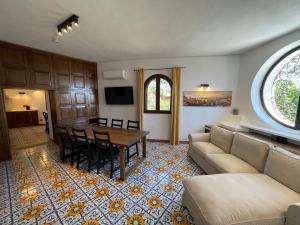 Телевізор і / або розважальний центр в John Sea Suites