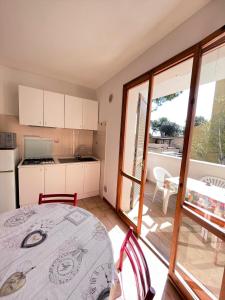 a kitchen with a table and chairs in a room at Bilo Giacomo a 150 m dal mare in Marcelli