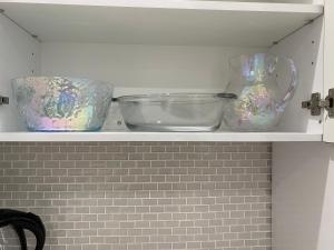 Tres cuencos y jarrones colocados en un estante. en Modern & New,Excellent Location Miami, en Miami 39 fotos más