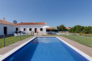 una villa con piscina e una casa di VILLA SOBRAL - Moradia com piscina aquecida para 10 a 12 min de Armação a Porches