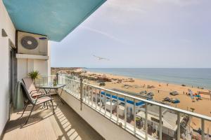 balcón con vistas a la playa en Beira Mar Apartment, en Armação de Pêra