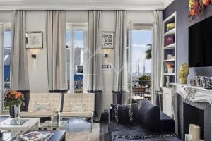 sala de estar con sofá y chimenea en Croisette Luxury Waterfront across the sea en Cannes