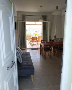 sala de estar con sofá y mesa en Port bay view, Porto Coufo, en Porto Koufo