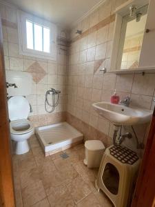 uma casa de banho com um WC e um lavatório em ANESIS I em Livadion