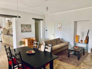 uma sala de estar com uma mesa e um sofá em Appartamento in campagna em Savigliano