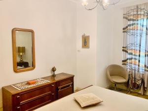 サヴィリアーノにあるAppartamento in campagnaの鏡、テーブル、椅子が備わる客室です。