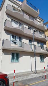 budynek z balkonami po jego stronie w obiekcie Cà Sottomarina gli Appartamenti in Centro Apartsuite w mieście Sottomarina