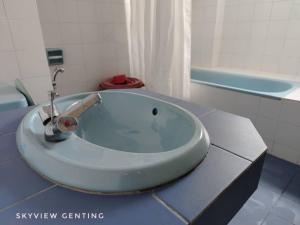uma casa de banho com um lavatório no balcão em 15-18 Pax Deluxe Family Room 3R2B,Cloudview,Mountain View, Golden Hills Resort , Genting Highlands em Genting Highlands