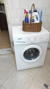 een wasmachine met een mand erop bij La dimora dei nonni in Tuglie