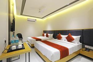 新德里的住宿－Applewood Residency - Free Airport transffer，酒店客房设有两张床和电视。