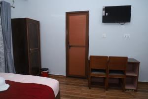 Hotel Nepal Inn Sauraha的电视和/或娱乐中心