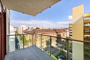 een balkon met uitzicht op de stad bij High Class Residence Leopold in Boedapest