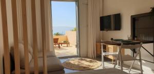 een woonkamer met een glazen schuifdeur naar een patio bij Destinu Marinella in Ajaccio