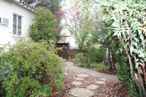 einen Garten mit einem Gehweg vor einem Haus in der Unterkunft The Bonnie Inn Unit 1 in San Andreas