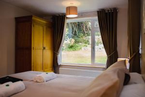 Silverlands Guest House في توركواي: غرفة نوم بسريرين ونافذة