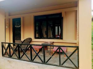 Ein Balkon oder eine Terrasse in der Unterkunft Tharu Lodge