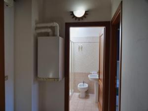 un bagno con un water e un lavandino di Lounge Del Duca, centralissimo bicamere su due livelli - posto auto a richesta a Grado Altre 45 foto