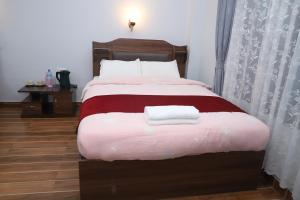 Hotel Nepal Inn Sauraha客房内的一张或多张床位
