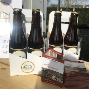 tres botellas de cerveza sentadas encima de una mesa en vakantiehuis-oyenkerke 2, en De Panne