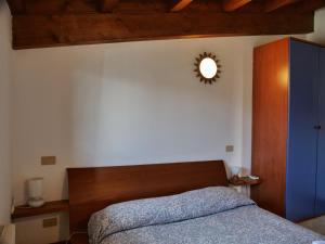 una camera da letto con un letto e un armadio blu di Lounge Del Duca, centralissimo bicamere su due livelli - posto auto a richesta a Grado
